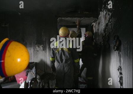 Noida, Indien. Januar 2024. NOIDA, INDIEN – 14. JANUAR: Ein Team von Feuerwehrleuten, die versuchen, ein Feuer zu löschen, entkernt in einem Haus und rettete drei Menschen in Sektor 25, am 14. Januar 2024 in Noida, Indien. Vier Fahrzeuge der Feuerwehr brachten den Brand nach etwa einer Stunde Einsatzzeit unter Kontrolle. (Foto: Sunil Ghosh/Hindustan Times/SIPA USA) Credit: SIPA USA/Alamy Live News Stockfoto