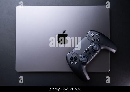 BERLIN, DEUTSCHLAND - 14. JANUAR 2024: Dieses Bild zeigt eine Nahaufnahme eines Nintendo Wii Game-Controllers und enthüllt dessen Design und Tastenlayout. Stockfoto