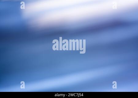 Abstrakter, dunkler Bokeh-Hintergrund mit blauer Tinte. Defokussed Kobaltblau Lichter Hintergrund. Stockfoto