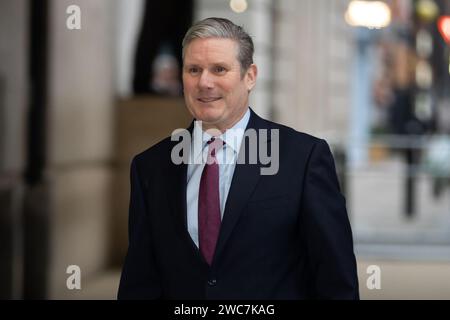 London, Großbritannien. Januar 2024. Keir Starmer kommt im BBC Broadcasting House an, um am Sonntag Morgen mit Laura Kuenssberg in London zu erscheinen. (Foto: Tejas Sandhu/SOPA Images/SIPA USA) Credit: SIPA USA/Alamy Live News Stockfoto