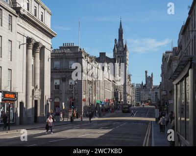 ABERDEEN, Großbritannien - 14. SEPTEMBER 2023: Menschen in der Union Street Stockfoto