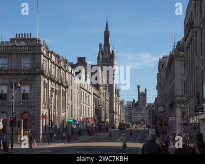 ABERDEEN, Großbritannien - 14. SEPTEMBER 2023: Menschen in der Union Street Stockfoto