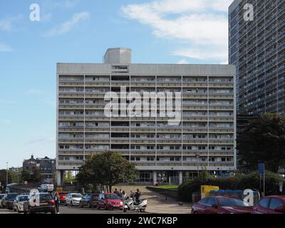 ABERDEEN, Vereinigtes Königreich - 14. SEPTEMBER 2023: Virginia Court High Rise Block of Flats Stockfoto