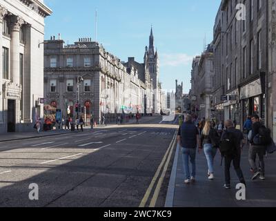 ABERDEEN, Großbritannien - 14. SEPTEMBER 2023: Menschen in der Union Street Stockfoto