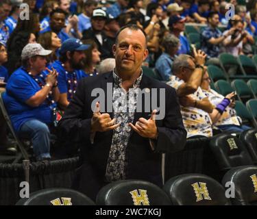 Honolulu, Hawaii, USA. November 2023. Der Gouverneur von Hawaii, Josh Green, gibt die „Shaka“ während des Basketballspiels „Allstate Maui Invitational“ zwischen den Kansas Jayhawks und den Chaminade Silver Swords in der Sofi Arena im Stan Sheriff Center in Honolulu, Hawaii. Glenn Yoza/CSM/Alamy Live News Stockfoto