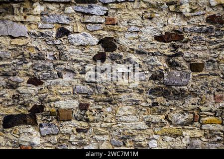 Alte, formlose Steine erzeugen die Textur des Hintergrunds der Steinverkleidung Stockfoto