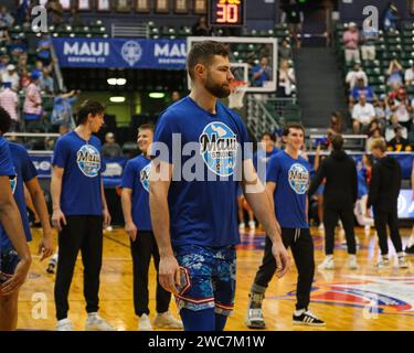 Honolulu, Hawaii, USA. November 2023. Das Kansas Center Hunter Dickinson wird vor dem Basketballspiel Allstate Maui Invitational zwischen den Kansas Jayhawks und den Chaminade Silver Swords in der Sofi Arena im Stan Sheriff Center in Honolulu, Hawaii, aufgeheizt. Glenn Yoza/CSM/Alamy Live News Stockfoto