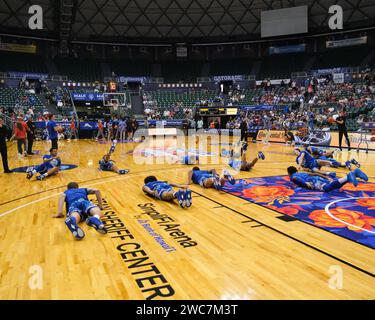 Honolulu, Hawaii, USA. November 2023. Das Basketballteam der Kansas Jayhawks wird sich vor dem Basketballspiel der Kansas Jayhawks und der Chaminade Silver Swords in der Sofi Arena im Stan Sheriff Center in Honolulu, Hawaii, aufwärmen. Glenn Yoza/CSM/Alamy Live News Stockfoto