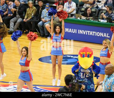 Honolulu, Hawaii, USA. November 2023. Kansas-Tänzer treten während des Basketballspiels Allstate Maui Invitational zwischen den Kansas Jayhawks und den Chaminade Silver Swords in der Sofi Arena im Stan Sheriff Center in Honolulu, Hawaii, auf. Glenn Yoza/CSM/Alamy Live News Stockfoto