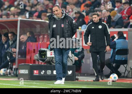 1. FC Köln - 1. FC Heidenheim 1846 Frank Schmidt FC Heidenheim, Cheftrainer an der Seitenlinie. Fußball: 1. Bundesliga, Saison 2023/2024, 17. Spieltag, 1. FC Köln - 1. FC Heidenheim 1846 am 13.01.2024 im RheinEnergieStadion in Köln Wichtiger Hinweis: Gemaess den Vorgaben der DFL Deutsche Fussball Liga bzw. Des DFB Deutscher Fussball-Bund ist es untersagt, in dem Stadion und/oder vom Spiel angefertigte Fotoaufnahmen in Form von Sequenzbildern und/oder videoaehnlichen Fotostrecken zu verwerten bzw. Verwerten zu lassen. Foto: Kirchner-Media/TH Köln RheinEnergieStadion Nordrhein-Westfalen de Stockfoto