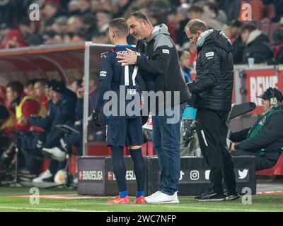 1. FC Köln - 1. FC Heidenheim 1846 Frank Schmidt FC Heidenheim, Chef-Trainer gibt Florian Pick FC Heidenheim, 17 noch letzte Anweisungen vor seiner Einwechselung. Fußball: 1. Bundesliga, Saison 2023/2024, 17. Spieltag, 1. FC Köln - 1. FC Heidenheim 1846 am 13.01.2024 im RheinEnergieStadion in Köln Wichtiger Hinweis: Gemaess den Vorgaben der DFL Deutsche Fussball Liga bzw. Des DFB Deutscher Fussball-Bund ist es untersagt, in dem Stadion und/oder vom Spiel angefertigte Fotoaufnahmen in Form von Sequenzbildern und/oder videoaehnlichen Fotostrecken zu verwerten bzw. Verwerten zu lassen. Foto: Stockfoto