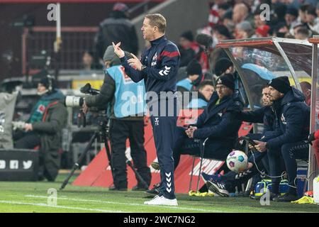 1. FC Köln - 1. FC Heidenheim 1846 Timo Schultz 1. FC Köln, Trainer gint seiner Mannschaft Anweisungen. Fußball: 1. Bundesliga, Saison 2023/2024, 17. Spieltag, 1. FC Köln - 1. FC Heidenheim 1846 am 13.01.2024 im RheinEnergieStadion in Köln Wichtiger Hinweis: Gemaess den Vorgaben der DFL Deutsche Fussball Liga bzw. Des DFB Deutscher Fussball-Bund ist es untersagt, in dem Stadion und/oder vom Spiel angefertigte Fotoaufnahmen in Form von Sequenzbildern und/oder videoaehnlichen Fotostrecken zu verwerten bzw. Verwerten zu lassen. Foto: Kirchner-Media/TH Köln RheinEnergieStadion Nordrhein-West Stockfoto