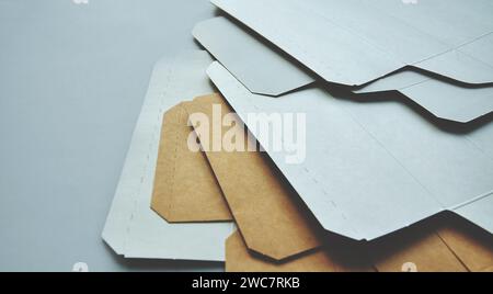 Künstlerische Hintergründe strukturierter Lagen von ungefalteten Kartonschachteln. Schwarzweißhintergrund, Kopierraum. Nachhaltige Verpackung Stockfoto