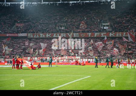 Köln, Deutschland. Januar 2024. Die Suedkurve bei der Koelner Hymne. Fußball: 1. Bundesliga, Saison 2023/2024, 17. Spieltag, 1. FC Köln - 1. FC Heidenheim 1846 am 13.01.2024 im RheinEnergieStadion in Köln Wichtiger Hinweis: Gemaess den Vorgaben der DFL Deutsche Fussball Liga bzw. Des DFB Deutscher Fussball-Bund ist es untersagt, in dem Stadion und/oder vom Spiel angefertigte Fotoaufnahmen in Form von Sequenzbildern und/oder videoaehnlichen Fotostrecken zu verwerten bzw. Verwerten zu lassen. Foto: Kirchner-Media/TH/dpa/Alamy Live News Stockfoto