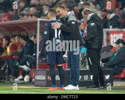 Frank Schmidt (FC Heidenheim, Cheftrainer) gibt Florian Pick (FC Heidenheim, #17) noch letzte Anweisungen vor seiner Einwechselung. Fußball: 1. Bundesliga, Saison 2023/2024, 17. Spieltag, 1. FC Köln - 1. FC Heidenheim 1846 am 13.01.2024 im RheinEnergieStadion in Köln Wichtiger Hinweis: Gemaess den Vorgaben der DFL Deutsche Fussball Liga bzw. Des DFB Deutscher Fussball-Bund ist es untersagt, in dem Stadion und/oder vom Spiel angefertigte Fotoaufnahmen in Form von Sequenzbildern und/oder videoaehnlichen Fotostrecken zu verwerten bzw. Verwerten zu lassen. Foto: Kirchner-Media/TH Stockfoto