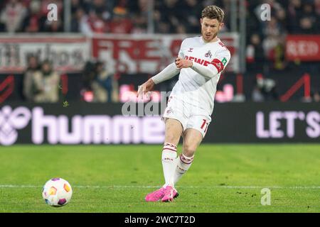 Köln, Deutschland. Januar 2024. Florian Kainz (1. FC Köln, #11) spielt einen Pass. Fußball: 1. Bundesliga, Saison 2023/2024, 17. Spieltag, 1. FC Köln - 1. FC Heidenheim 1846 am 13.01.2024 im RheinEnergieStadion in Köln Wichtiger Hinweis: Gemaess den Vorgaben der DFL Deutsche Fussball Liga bzw. Des DFB Deutscher Fussball-Bund ist es untersagt, in dem Stadion und/oder vom Spiel angefertigte Fotoaufnahmen in Form von Sequenzbildern und/oder videoaehnlichen Fotostrecken zu verwerten bzw. Verwerten zu lassen. Foto: Kirchner-Media/TH/dpa/Alamy Live News Stockfoto