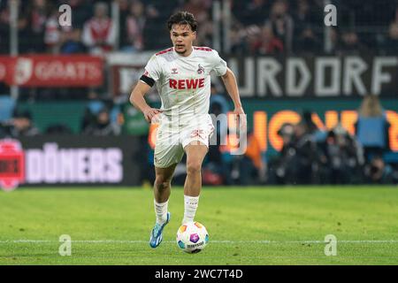 Köln, Deutschland. Januar 2024. Max Finkgraefe (1. FC Köln, #35) treibt den Ball nach vorne. Fußball: 1. Bundesliga, Saison 2023/2024, 17. Spieltag, 1. FC Köln - 1. FC Heidenheim 1846 am 13.01.2024 im RheinEnergieStadion in Köln Wichtiger Hinweis: Gemaess den Vorgaben der DFL Deutsche Fussball Liga bzw. Des DFB Deutscher Fussball-Bund ist es untersagt, in dem Stadion und/oder vom Spiel angefertigte Fotoaufnahmen in Form von Sequenzbildern und/oder videoaehnlichen Fotostrecken zu verwerten bzw. Verwerten zu lassen. Foto: Kirchner-Media/TH/dpa/Alamy Live News Stockfoto