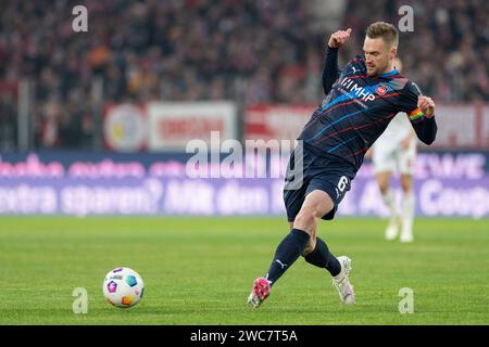 Köln, Deutschland. Januar 2024. Patrick Mainka (FC Heidenheim, #06) mit einem Rueckpass. Fußball: 1. Bundesliga, Saison 2023/2024, 17. Spieltag, 1. FC Köln - 1. FC Heidenheim 1846 am 13.01.2024 im RheinEnergieStadion in Köln Wichtiger Hinweis: Gemaess den Vorgaben der DFL Deutsche Fussball Liga bzw. Des DFB Deutscher Fussball-Bund ist es untersagt, in dem Stadion und/oder vom Spiel angefertigte Fotoaufnahmen in Form von Sequenzbildern und/oder videoaehnlichen Fotostrecken zu verwerten bzw. Verwerten zu lassen. Foto: Kirchner-Media/TH/dpa/Alamy Live News Stockfoto