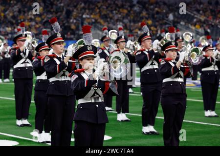 Die Ohio State University Marching Band tritt am 29. Dezember 2023 im Cotton Bowl zwischen den Missouri Tigers und Ohio State Buckeyes im AT&T Stadium in Arlington, Texas auf. Missouri besiegte Ohio State mit 14:3. (Matt Patterson / Bild des Sports) Stockfoto