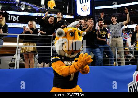 Truman the Tiger, Missouris Maskottchen beim Cotton Bowl zwischen den Missouri Tigers und Ohio State Buckeyes im AT&T Stadium in Arlington, Texas am 29. Dezember 2023. Missouri besiegte Ohio State mit 14:3. (Matt Patterson / Bild des Sports) Stockfoto