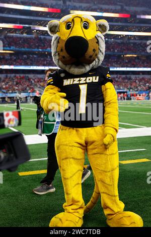 Truman the Tiger, Missouris Maskottchen beim Cotton Bowl zwischen den Missouri Tigers und Ohio State Buckeyes im AT&T Stadium in Arlington, Texas am 29. Dezember 2023. Missouri besiegte Ohio State mit 14:3. (Matt Patterson / Bild des Sports) Stockfoto