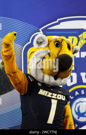 Truman the Tiger, Missouris Maskottchen beim Cotton Bowl zwischen den Missouri Tigers und Ohio State Buckeyes im AT&T Stadium in Arlington, Texas am 29. Dezember 2023. Missouri besiegte Ohio State mit 14:3. (Matt Patterson / Bild des Sports) Stockfoto