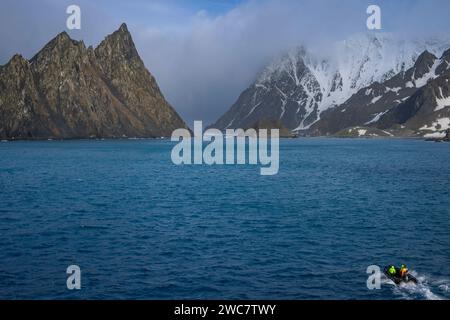 Elephant Island felsiges Ufer und hohe schneebedeckte Gipfel, Cape Lookout, Rowett Island, Mount Pendragon, Gletscher und felsige schneebedeckte Gipfel, schroff Stockfoto