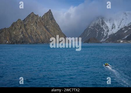 Elephant Island felsiges Ufer und hohe schneebedeckte Gipfel, Cape Lookout, Rowett Island, Mount Pendragon, Gletscher und felsige schneebedeckte Gipfel, schroff Stockfoto