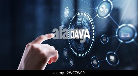 Geschäftsmann klickt auf Java Programmiersprache Anwendungskonzept auf virtuellen Bildschirm Stockfoto