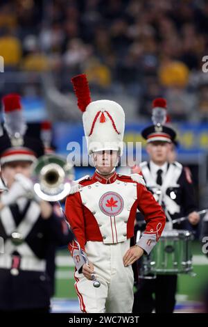 Der Drum Major der Ohio State University Marching Band tritt am 29. Dezember 2023 im Cotton Bowl zwischen den Missouri Tigers und Ohio State Buckeyes im AT&T Stadium in Arlington, Texas auf. Missouri besiegte Ohio State mit 14:3. (Matt Patterson / Bild des Sports) Stockfoto