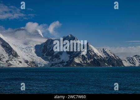 Elephant Island felsiges Ufer und hohe schneebedeckte Gipfel, der Mount Elder und der Gletscher, der sich bis zum Ozean erstreckt Stockfoto