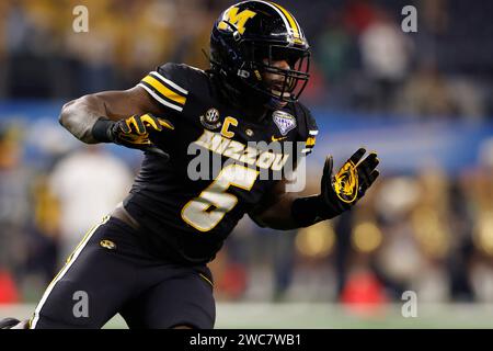 Kristian Williams (5) stürzt am 29. Dezember 2023 während des Cotton Bowl zwischen den Missouri Tigers und den Ohio State Buckeyes im AT&T Stadium in Arlington, Texas. Missouri besiegte Ohio State mit 14:3. (Matt Patterson / Bild des Sports) Stockfoto