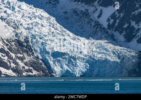 Elephant Island felsiges Ufer und hohe schneebedeckte Gipfel, Mount Elder Gletscher, der sich nach unten zum Meer hin erstreckt, steil und zerklüftet, Stockfoto