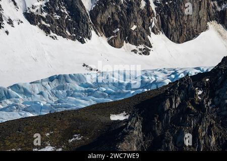 Elephant Island felsiges Ufer und hohe schneebedeckte Gipfel, Mount Elder Gletscher, der sich nach unten zum Meer hin erstreckt, steil und zerklüftet, Stockfoto