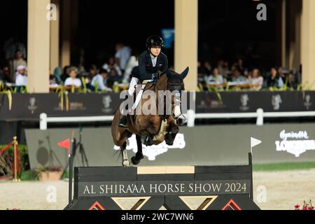 Gold and Shooting Club, VAE. 14. Januar 2024. Sophie Hinners of Germany mit Singclair während des CSI4*-W - Longines Al Shira’aa FEI Jumping World Cup™ Gand Prix bei der Al Shira'aa Horse Show am 14. Januar 2024, Al Ain Equestrial, Gold and Shooting Club, Vereinigte Arabische Emirate (Foto von Maxime David - MXIMD Pictures) Credit: MXIMD Pictures/Alamy Live News Stockfoto