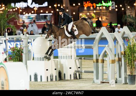 Gold and Shooting Club, VAE. 14. Januar 2024. Sophie Hinners of Germany mit Singclair während des CSI4*-W - Longines Al Shira’aa FEI Jumping World Cup™ Gand Prix bei der Al Shira'aa Horse Show am 14. Januar 2024, Al Ain Equestrial, Gold and Shooting Club, Vereinigte Arabische Emirate (Foto von Maxime David - MXIMD Pictures) Credit: MXIMD Pictures/Alamy Live News Stockfoto