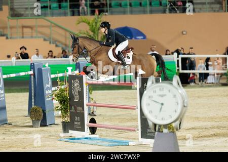 Gold and Shooting Club, VAE. 14. Januar 2024. Sophie Hinners of Germany mit Singclair während des CSI4*-W - Longines Al Shira’aa FEI Jumping World Cup™ Gand Prix bei der Al Shira'aa Horse Show am 14. Januar 2024, Al Ain Equestrial, Gold and Shooting Club, Vereinigte Arabische Emirate (Foto von Maxime David - MXIMD Pictures) Credit: MXIMD Pictures/Alamy Live News Stockfoto