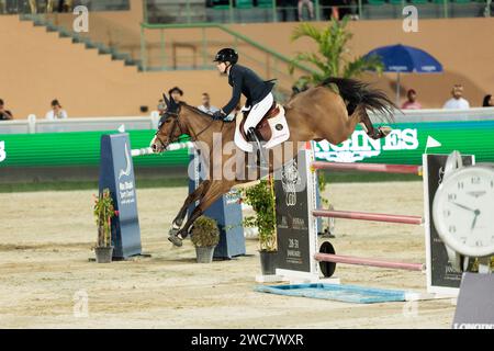 Gold and Shooting Club, VAE. 14. Januar 2024. Sophie Hinners of Germany mit Singclair während des CSI4*-W - Longines Al Shira’aa FEI Jumping World Cup™ Gand Prix bei der Al Shira'aa Horse Show am 14. Januar 2024, Al Ain Equestrial, Gold and Shooting Club, Vereinigte Arabische Emirate (Foto von Maxime David - MXIMD Pictures) Credit: MXIMD Pictures/Alamy Live News Stockfoto