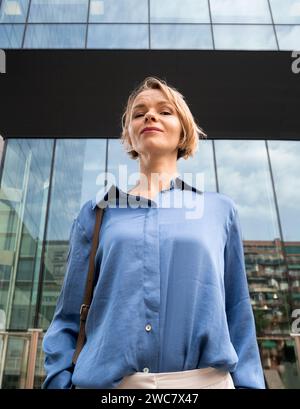 Porträt einer blonden Geschäftsfrau, die ernsthaft in die Kamera schaut. Frau mit Führungskraft Stockfoto