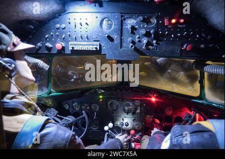 Innenraum des Cockpits eines alten amerikanischen Bomberflugzeugs aus dem Zweiten Weltkrieg während eines Nachtsturms Stockfoto