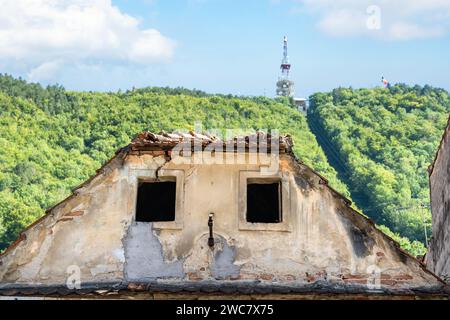 Abgenutztes altes mittelalterliches Architekturgebäude in der Stadt Brasov, Rumänien. Stockfoto