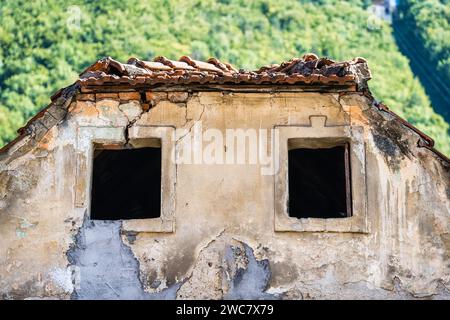 Abgenutztes altes mittelalterliches Architekturgebäude in der Stadt Brasov, Rumänien. Stockfoto