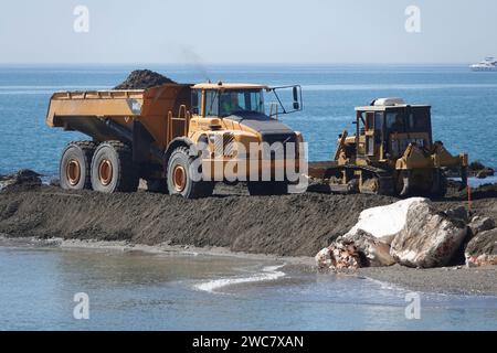 Ein Volvo A40D knickgelenkter Transportwagen, der an einer Küstenarbeitsstelle arbeitet Stockfoto