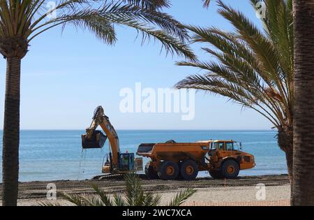 Ein Volvo A40D knickgelenkter Transportwagen, der an einer Küstenarbeitsstelle arbeitet Stockfoto