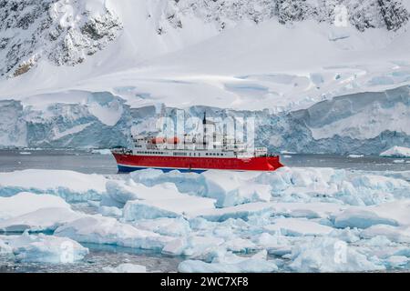 Neko Harbor, Antarktis, Blick auf Hafen und Ufer, Expeditionsschiff zwischen Eis und Küste, Abenteuer und Spannung auf einer Reise Ihres Lebens Stockfoto