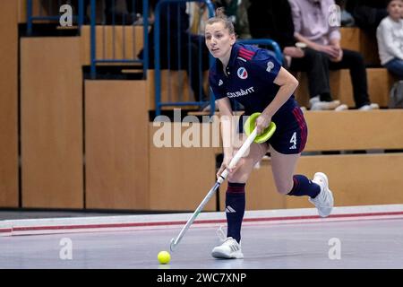 Mannheim, Deutschland. Januar 2024. Nadine Kanler (MHC, 4), am Ball, Freisteller, Ganzkörper, Einzelbild, Einzelfoto, Aktion, 14.01.2024, Mannheim (Deutschland), Hallenhockey, 1. Bundesliga Süd, Damen, Mannheimer HC - TSV Mannheim Credit: dpa/Alamy Live News Stockfoto