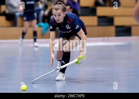 Mannheim, Deutschland. Januar 2024. Nadine Kanler (MHC, 4), am Ball, Freisteller, Ganzkörper, Einzelbild, Einzelfoto, Aktion, 14.01.2024, Mannheim (Deutschland), Hallenhockey, 1. Bundesliga Süd, Damen, Mannheimer HC - TSV Mannheim Credit: dpa/Alamy Live News Stockfoto