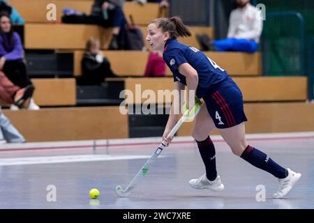 Mannheim, Deutschland. Januar 2024. Nadine Kanler (MHC, 4), am Ball, Freisteller, Ganzkörper, Einzelbild, Einzelfoto, Aktion, 14.01.2024, Mannheim (Deutschland), Hallenhockey, 1. Bundesliga Süd, Damen, Mannheimer HC - TSV Mannheim Credit: dpa/Alamy Live News Stockfoto