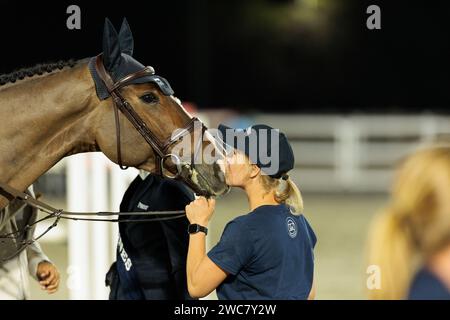 Gold and Shooting Club, VAE. 14. Januar 2024. Sophie Hinners of Germany mit Singclair während des CSI4*-W - Longines Al Shira’aa FEI Jumping World Cup™ Gand Prix bei der Al Shira'aa Horse Show am 14. Januar 2024, Al Ain Equestrial, Gold and Shooting Club, Vereinigte Arabische Emirate (Foto von Maxime David - MXIMD Pictures) Credit: MXIMD Pictures/Alamy Live News Stockfoto