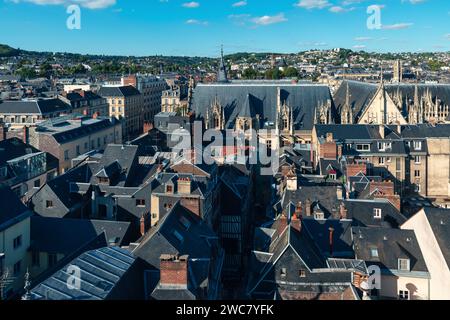 Luftaufnahme der Stadt Rouen mit schwarzen Dächern an einem sonnigen Tag, Normandie, Frankreich. Architektur und Wahrzeichen der Normandie Stockfoto